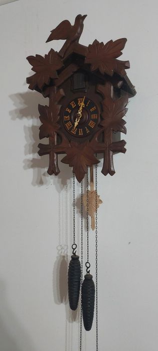 Ceas vintage cu cuc și greutăți