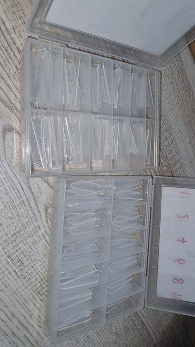 Se vând produse de unghii