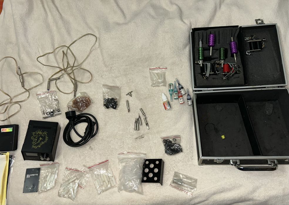 Kit complet de tatuat