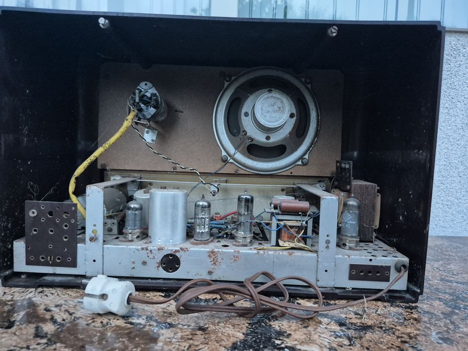 Radio  cu lampi carcasa ebonita ,model Rekord