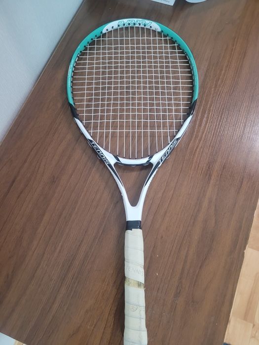 Теннисная ракетка в хорошем состоянии