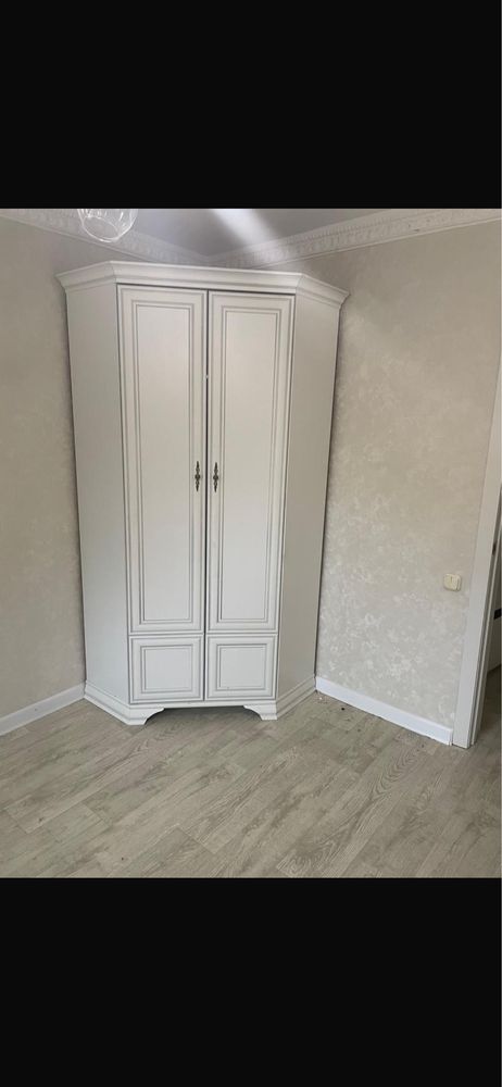 Угловой шкаф для одежды