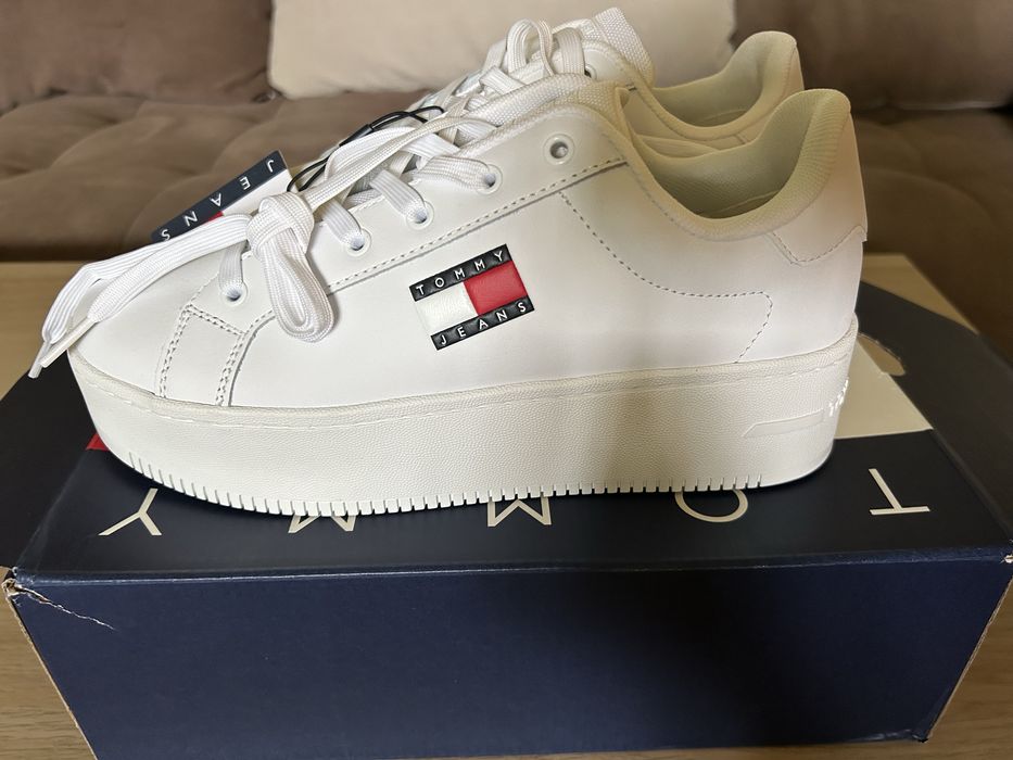 Нови Tommy Hilfiger