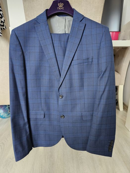 Vand un costum, Next