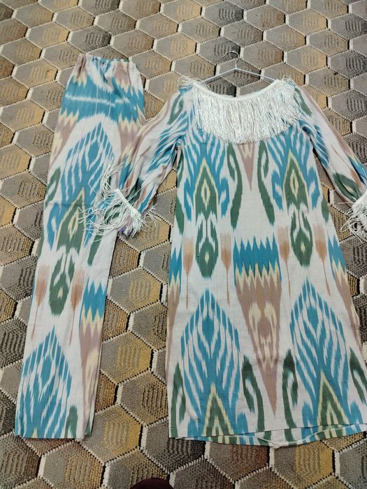 Adras ko'ynak qizlarga