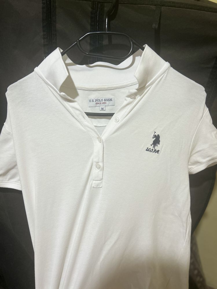Продавам оригинална бяла тениска с яка U.S. Polo Assn. – размер M