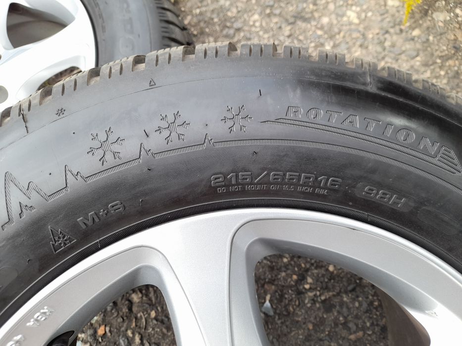 De Vănzare un set jante luminiu pe 215/65/R16 cu anvelope de iarnă