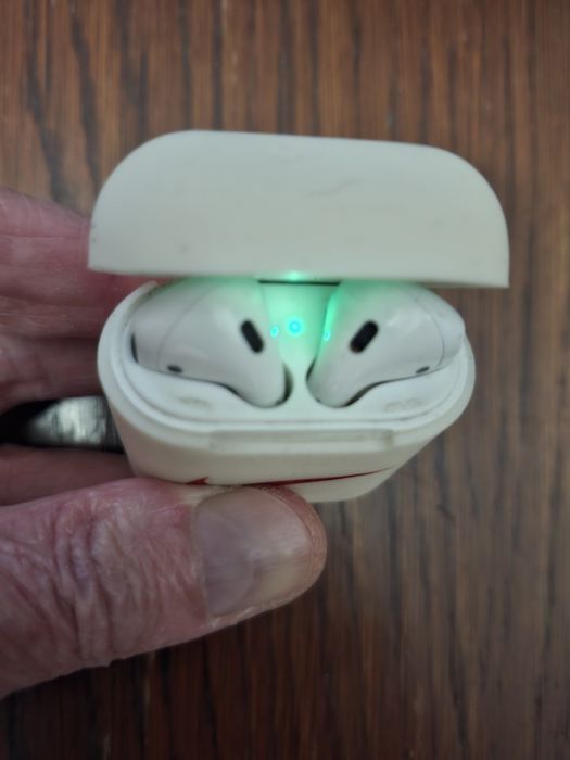 Apple airpods  Nike , casti albe.