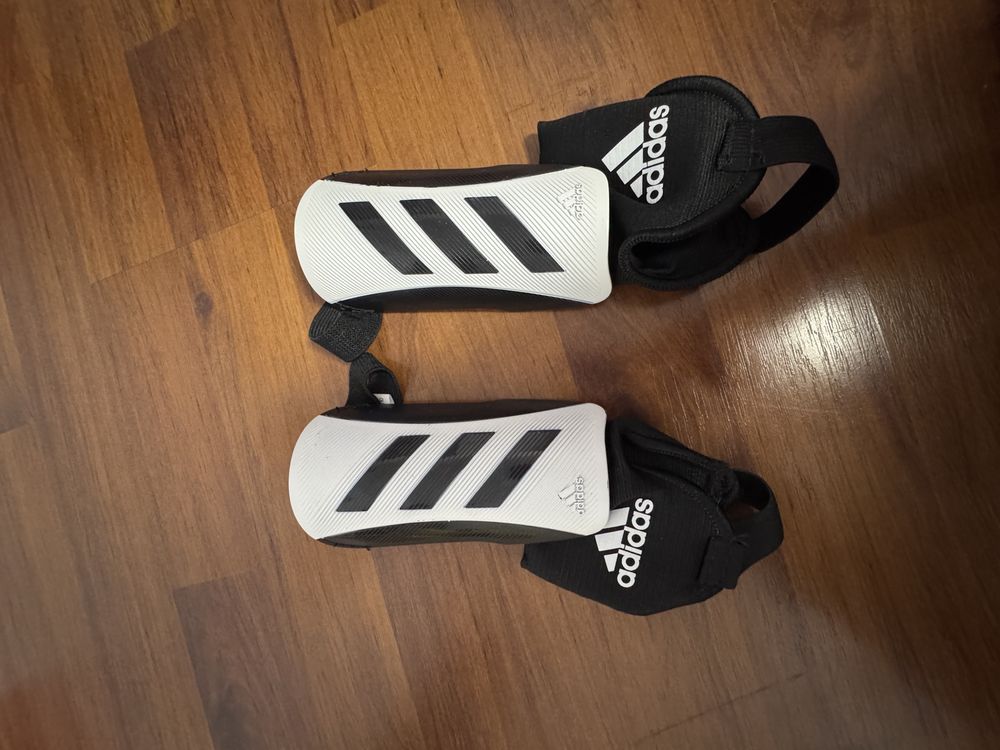 Aparatori tibie Tiro Negri si alb de la adidas pt copii