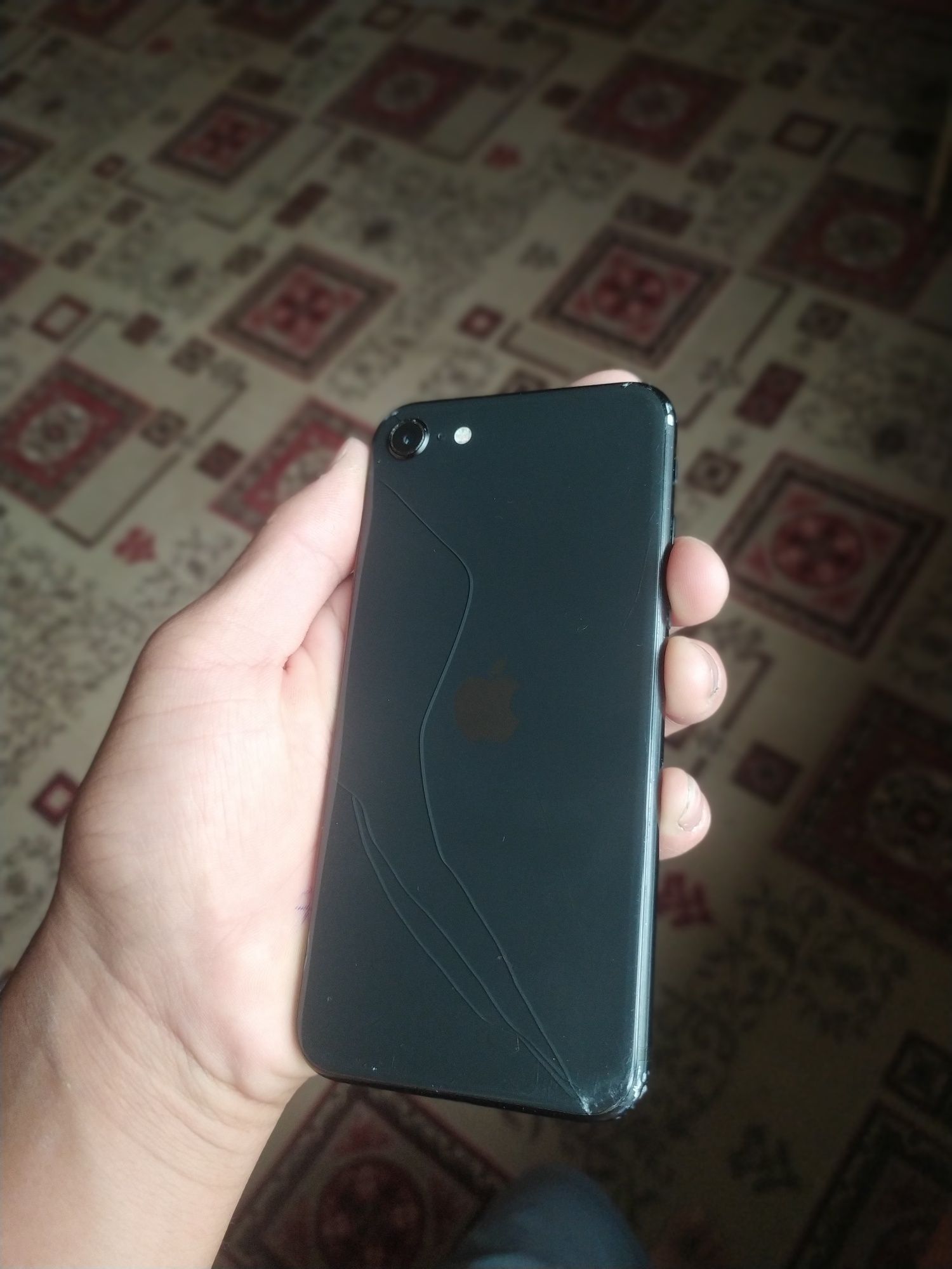 iPhone SE 2020 айклуотка тусып калган просто