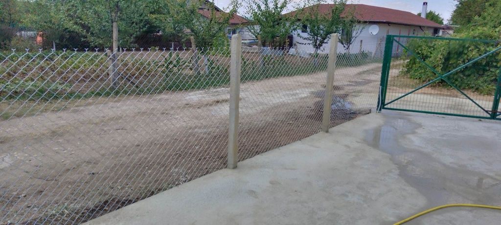 изграждане на огради  ( ограда) с бетонни колове, мрежа услуги с мини