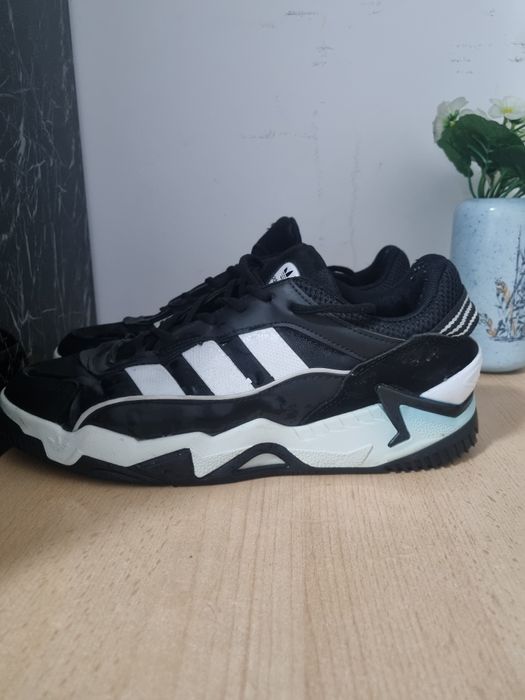 Vând o pereche de adidas