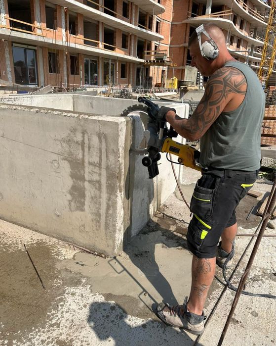 Firma executam lucrari in constructii ,Demolari Mecanizate si Manuale.