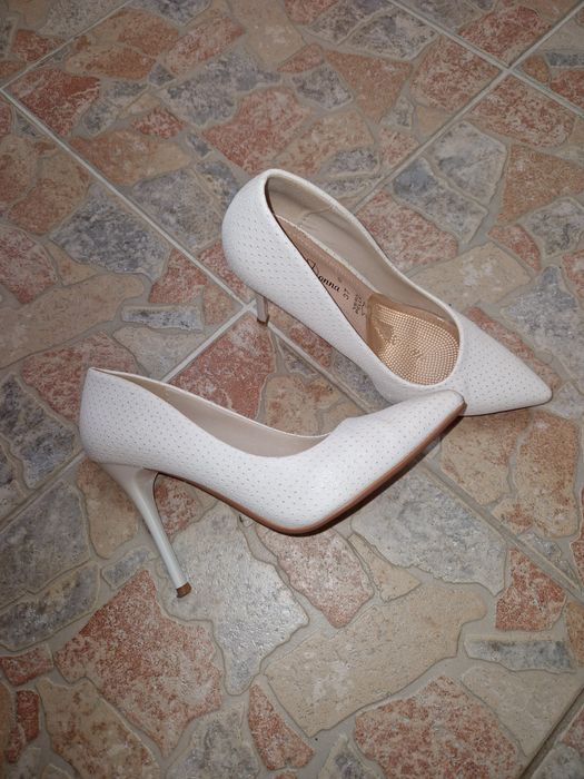 Vand pantofi albi marimea 37