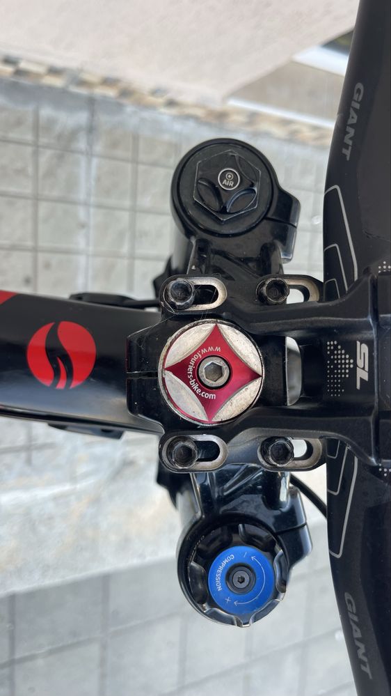 Giant Glory Advanced 1 – DH/27.5/CF/