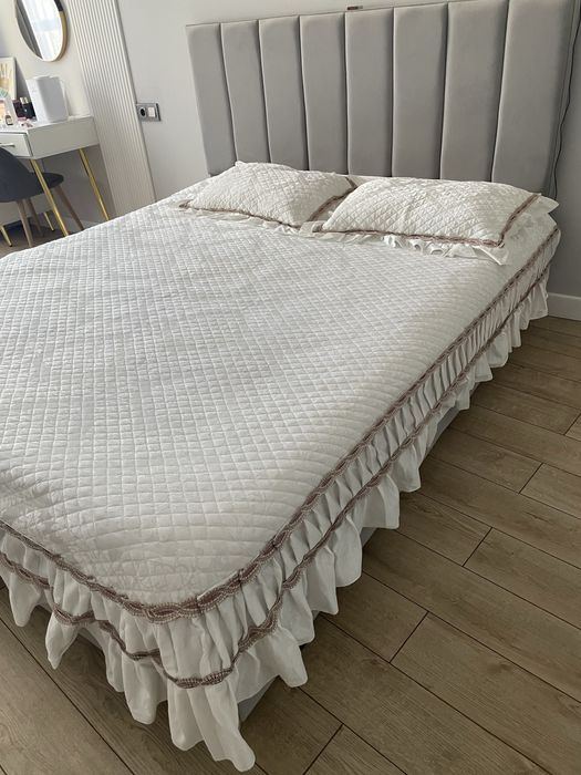 Покрывало с подушками