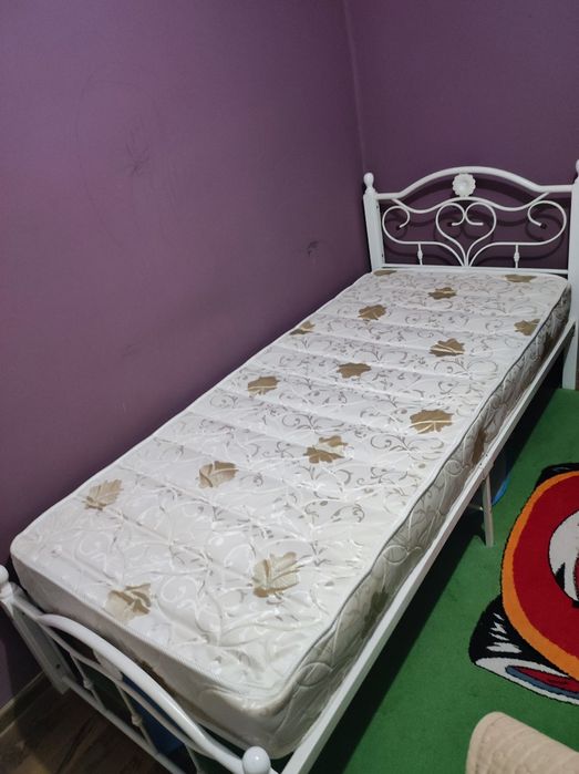 Кровать с матрасом