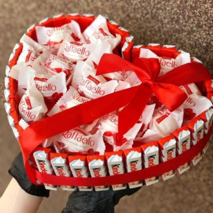 Realizez la comandă torturi din dulciuri ambalate
un cadou m