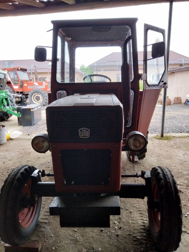 Vând tractorr 450