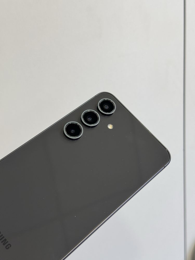 Продавам отличен Samsung S24 FE 256GB