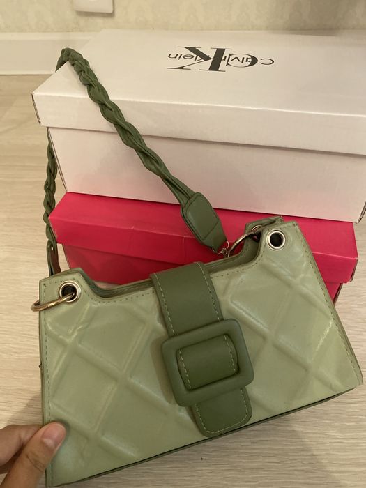 Стильная зелёная сумочка с ремешком