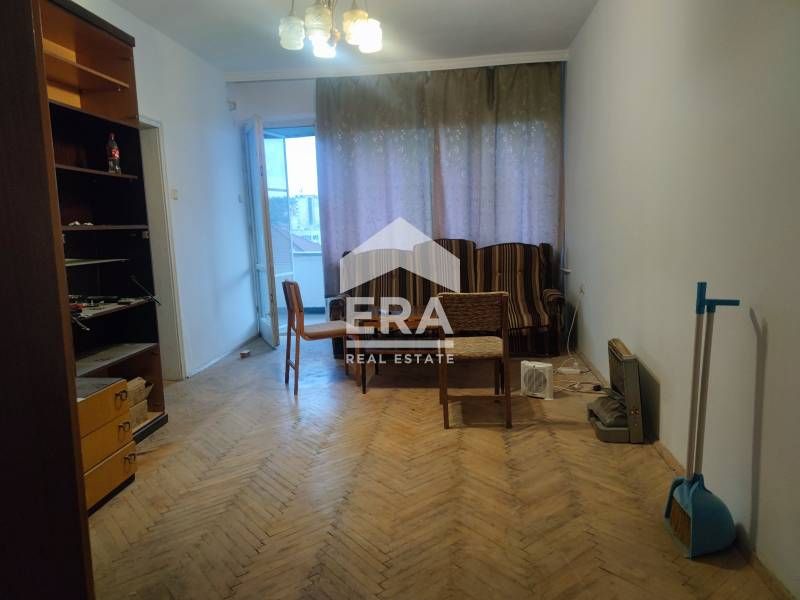 Просторен тристаен апартамент в кв. Дружба 1