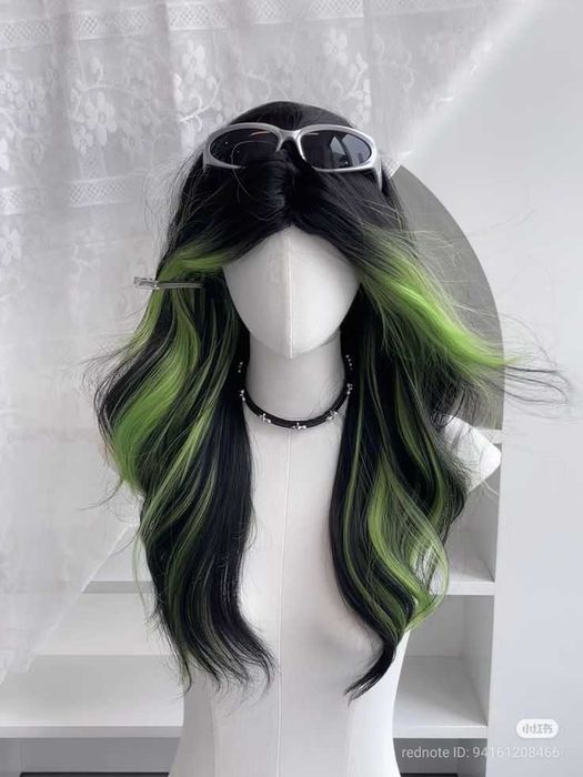 Черна чуплива перука с лимонено жълти кичури