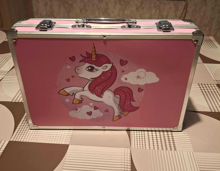 Творчески комплект за рисуване с изключително разнообразие от цветове