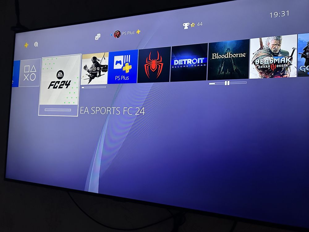 PS4 Slim 1TB + 2 джойстика + игры + PS Plus Extra