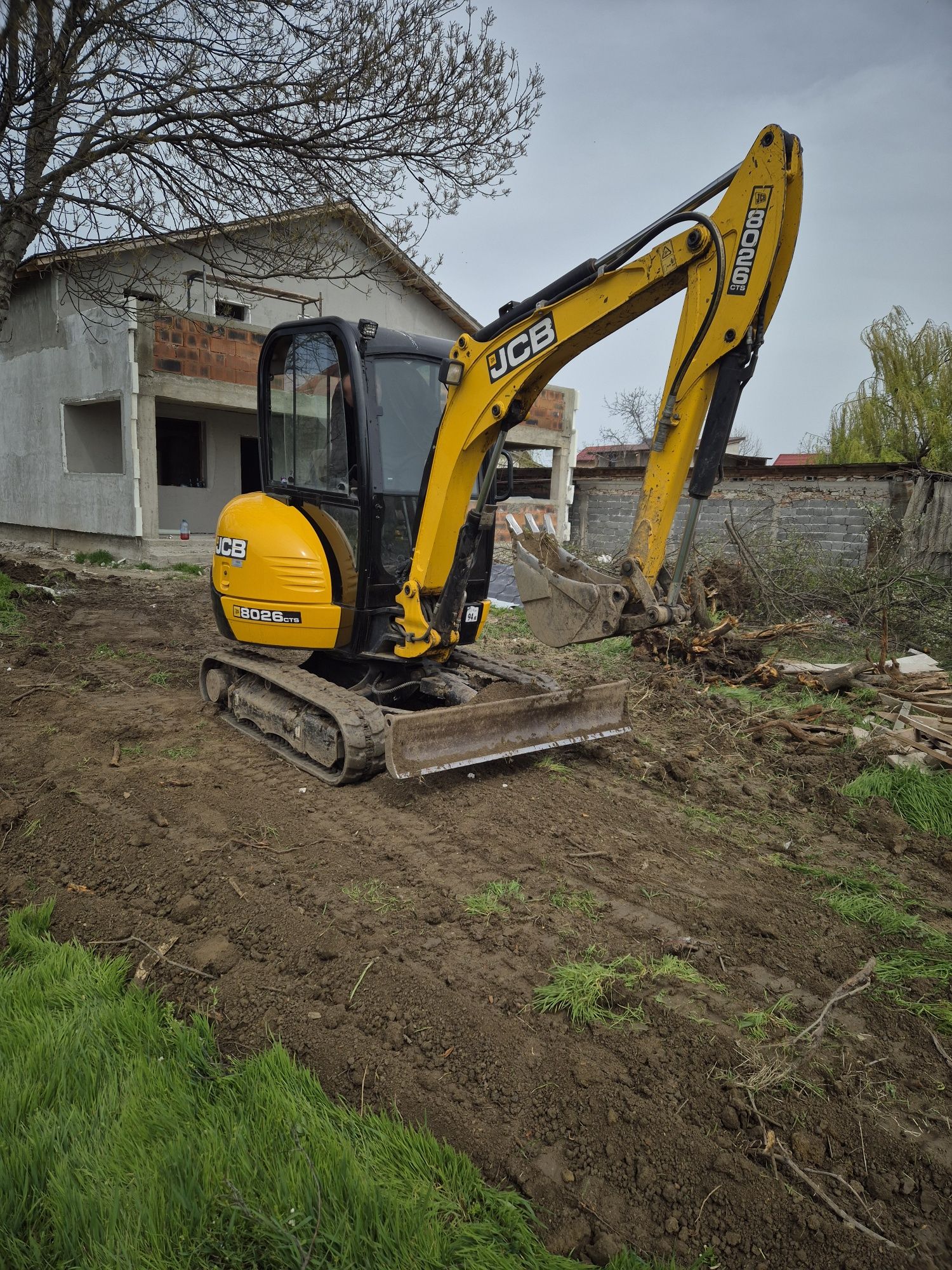 Miniexcavator inchiriez