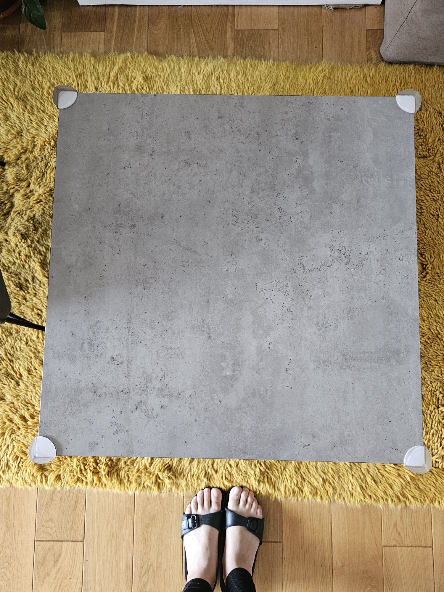 Холна маса в сив цвят/бетон