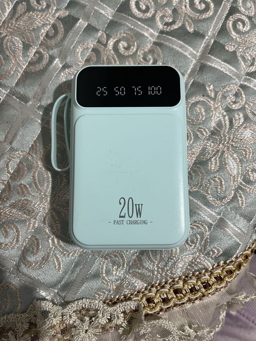 Универсальный Power Bank 20W - встроенные кабели, дисплей
