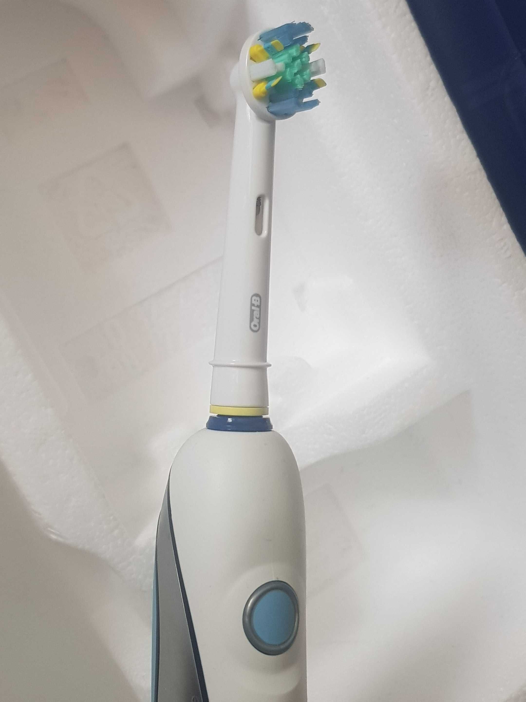 Periuta de dinti electrica Oral B Triumph cu trusa voiaj