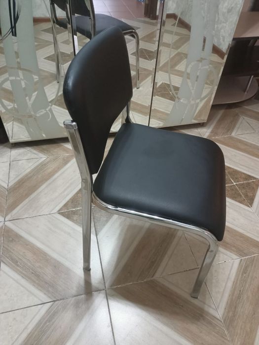 Стулья офисные, новые, пять штук