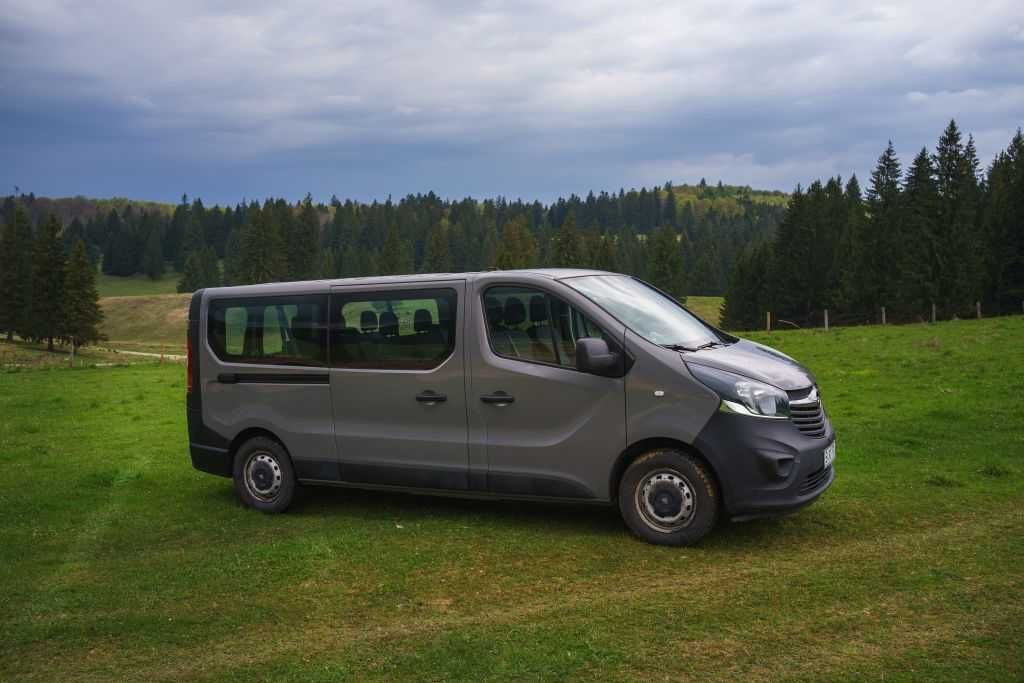 Inchiriez microbuz Opel Vivaro  8+1 locuri - model lung