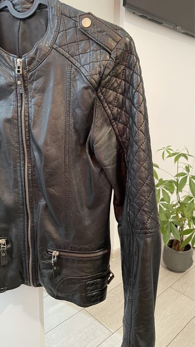 Geaca de piele neagra