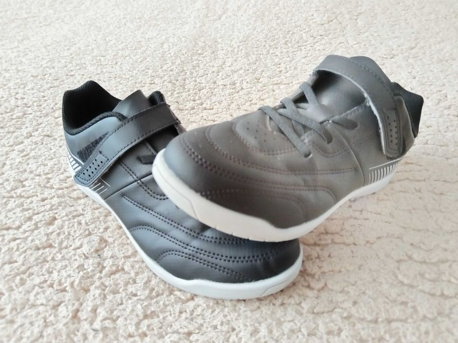 Детски обувки за футзал 100, черно-сиво, Kipsta - 36 номер