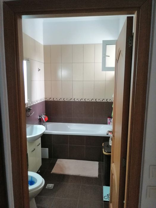 Închiriez apartament 2 camere cu parcare proprie ,zoba Eroilor .