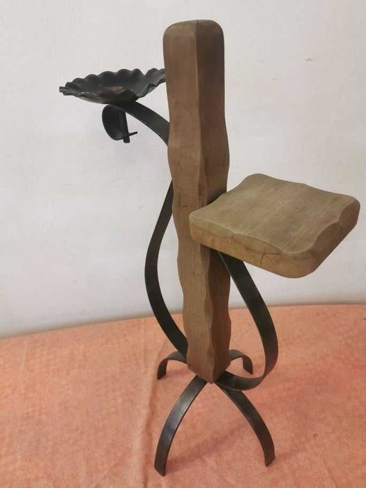 Scrumiera pe suport de flori