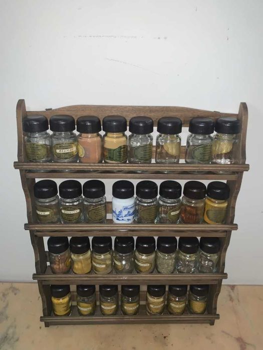 Raft din lemn cu 31 de sticlute de condimente
