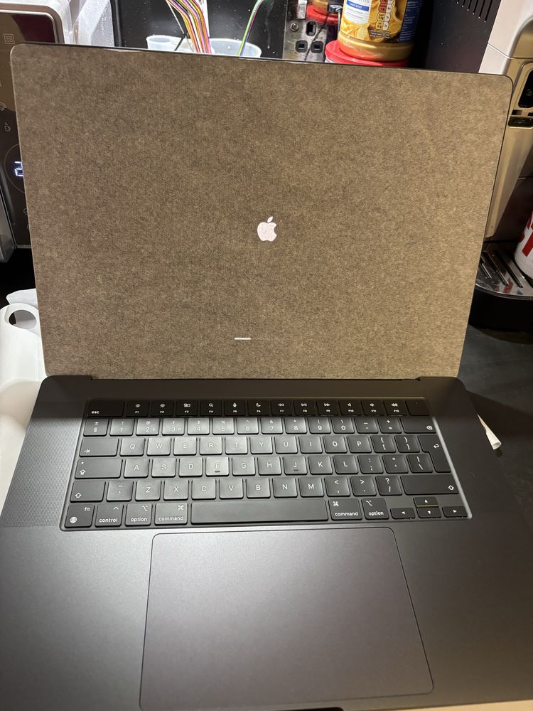 Apple MacBook Pro 16 2024