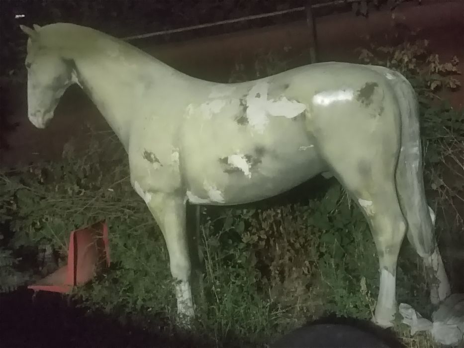 Продам  лошадь статуя