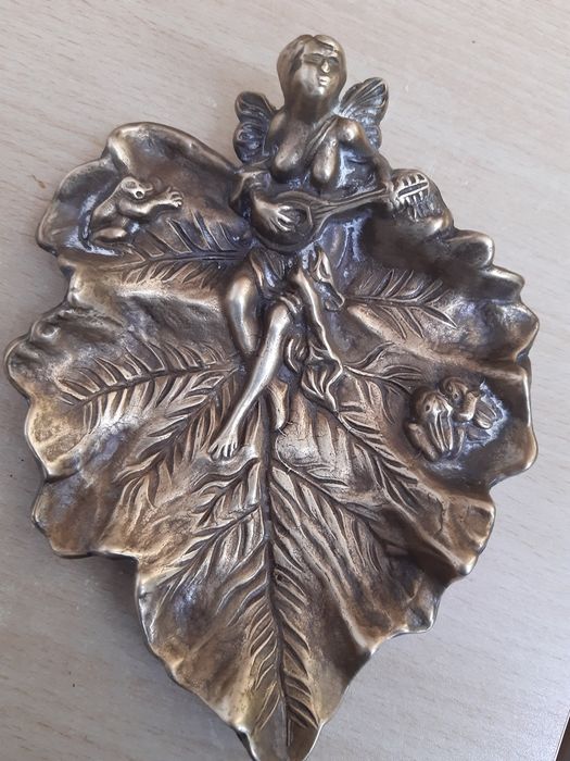 Scrumieră din bronz.
