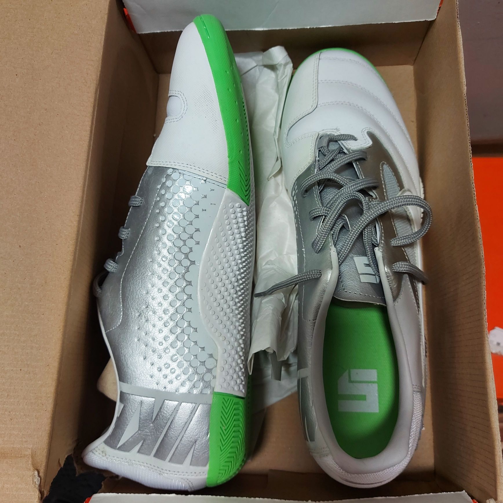 Продавам нови стоножки Nike Elastico Pro 47.5 номер