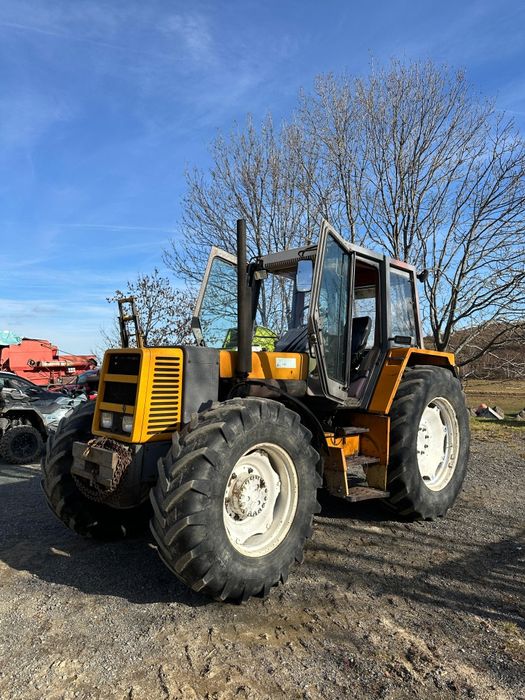 Vînd tractor Renault