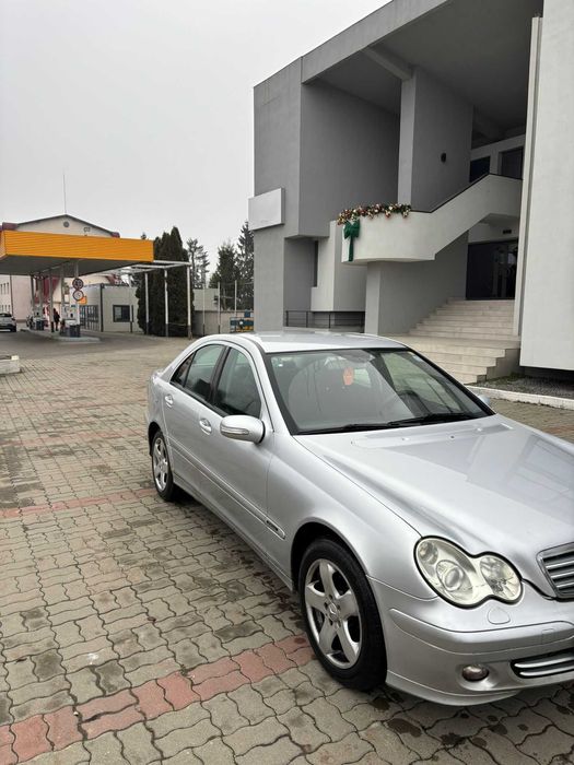 Vând Mercedes Benz C200
