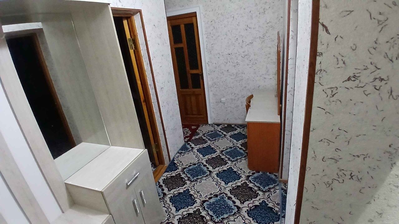Тезда Гуливерда 2хона 1этаж кирпичный  квартира  сотилади