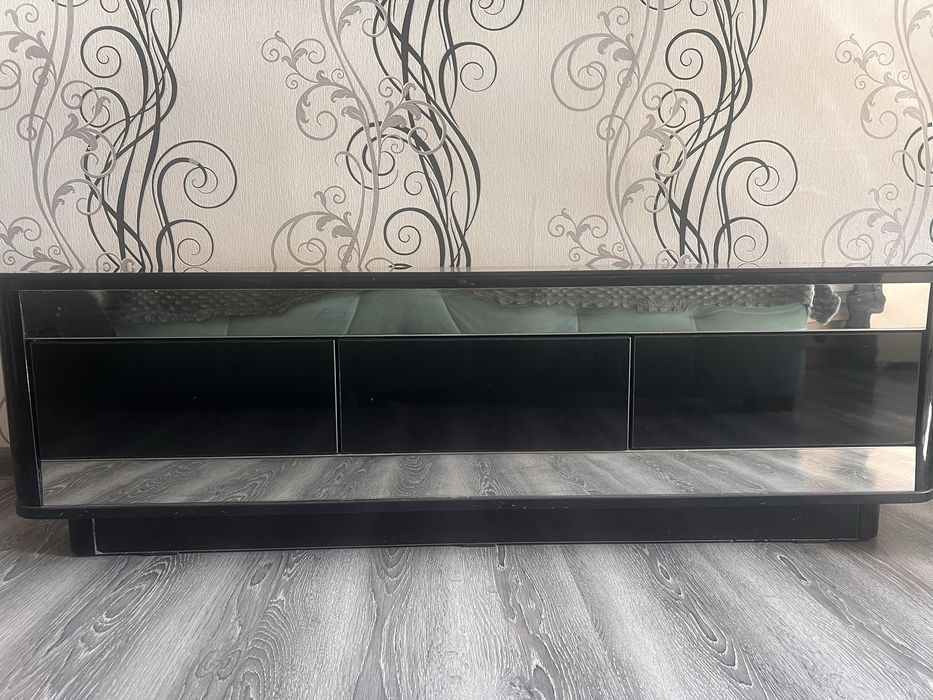 Тумба под телевизор в отоичном состоянии