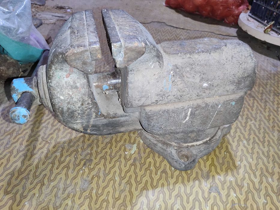 Тиски слесарные советские