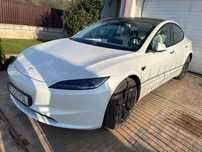 Vand Tesla model 3 2024 long range, piele alba, cui tractare